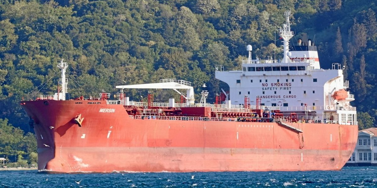 Des explosions mystérieuses endommagent un pétrolier russe au large de Dakar