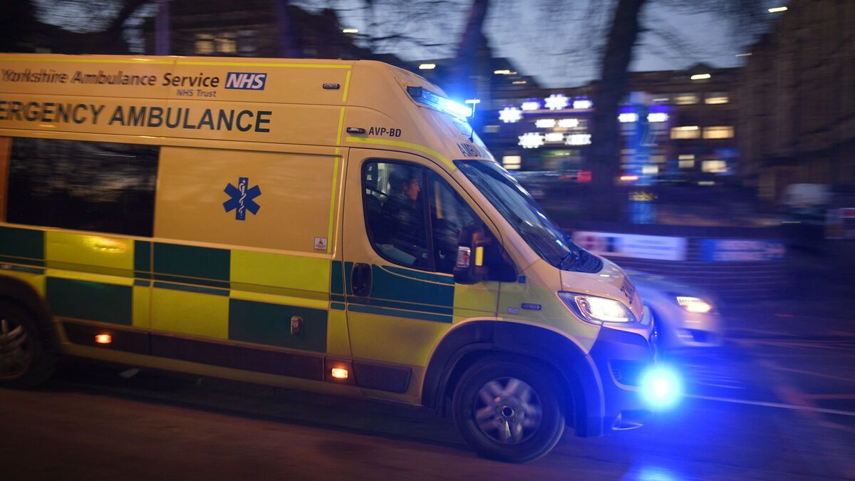 Tragédie sur l'autoroute : un adolescent sort de l'ambulance et perd la vie