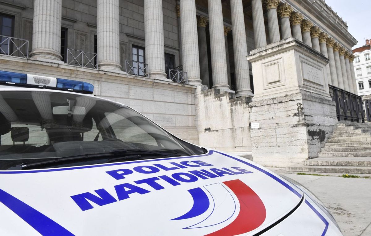 Cinq présumés proxénètes incarcérés pour exploitation d'adolescentes en détresse