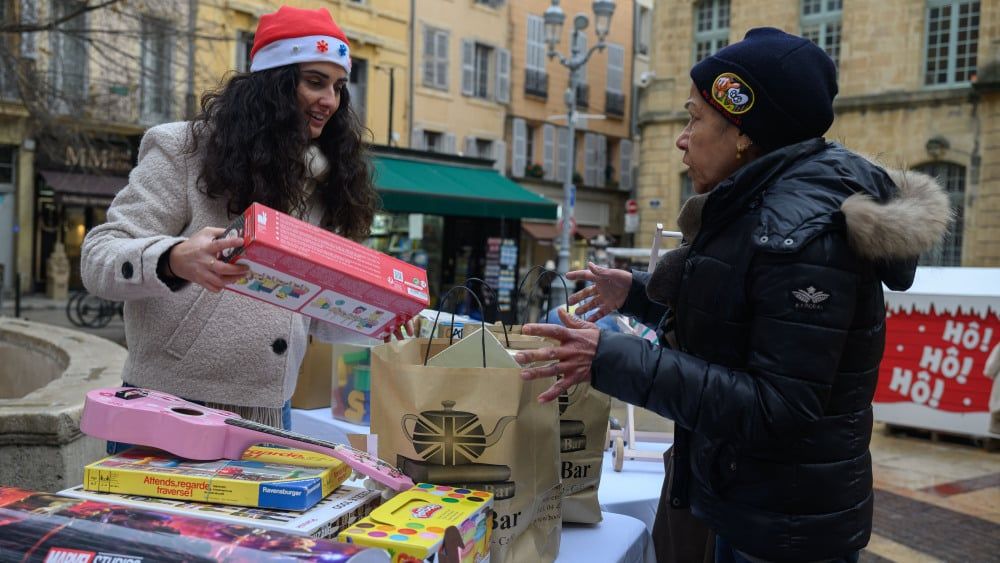 Une pluie de jouets pour les enfants d'Aix-en-Provence