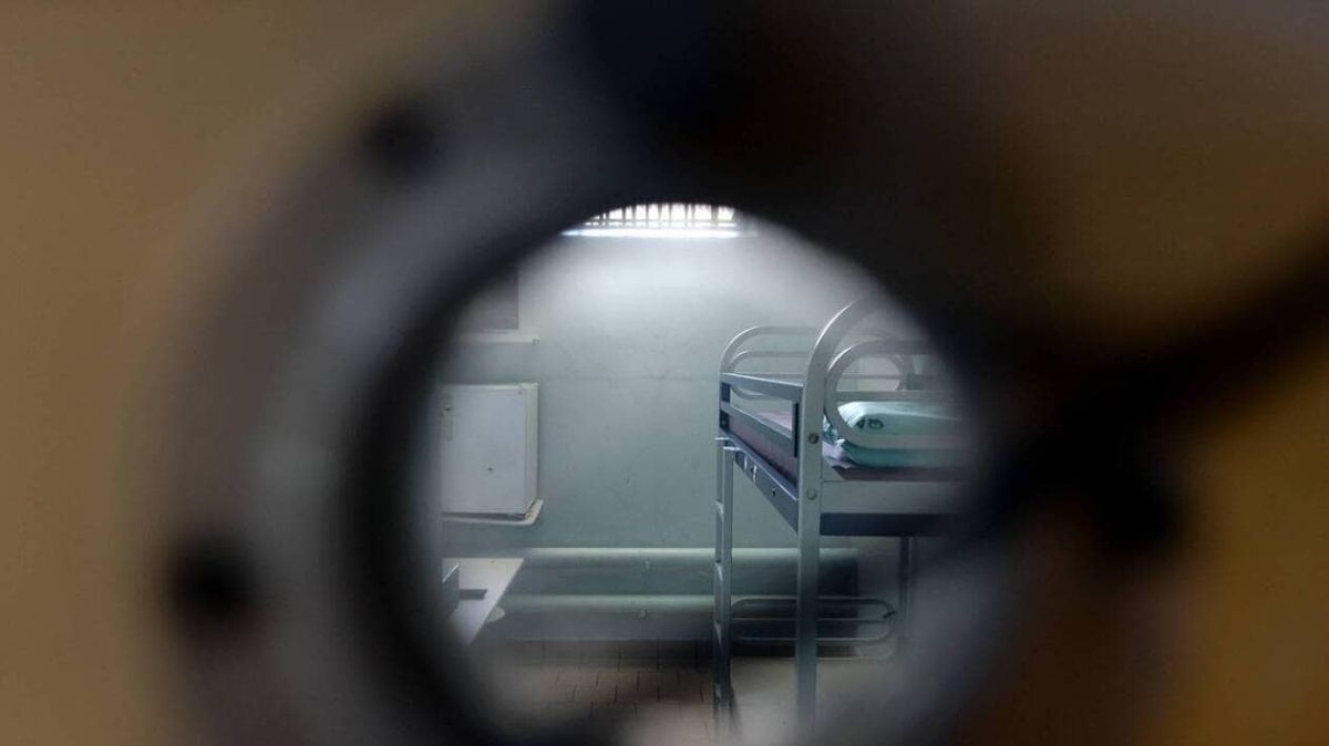 Un détenu en semi-liberté fait le mur pour faire la fête