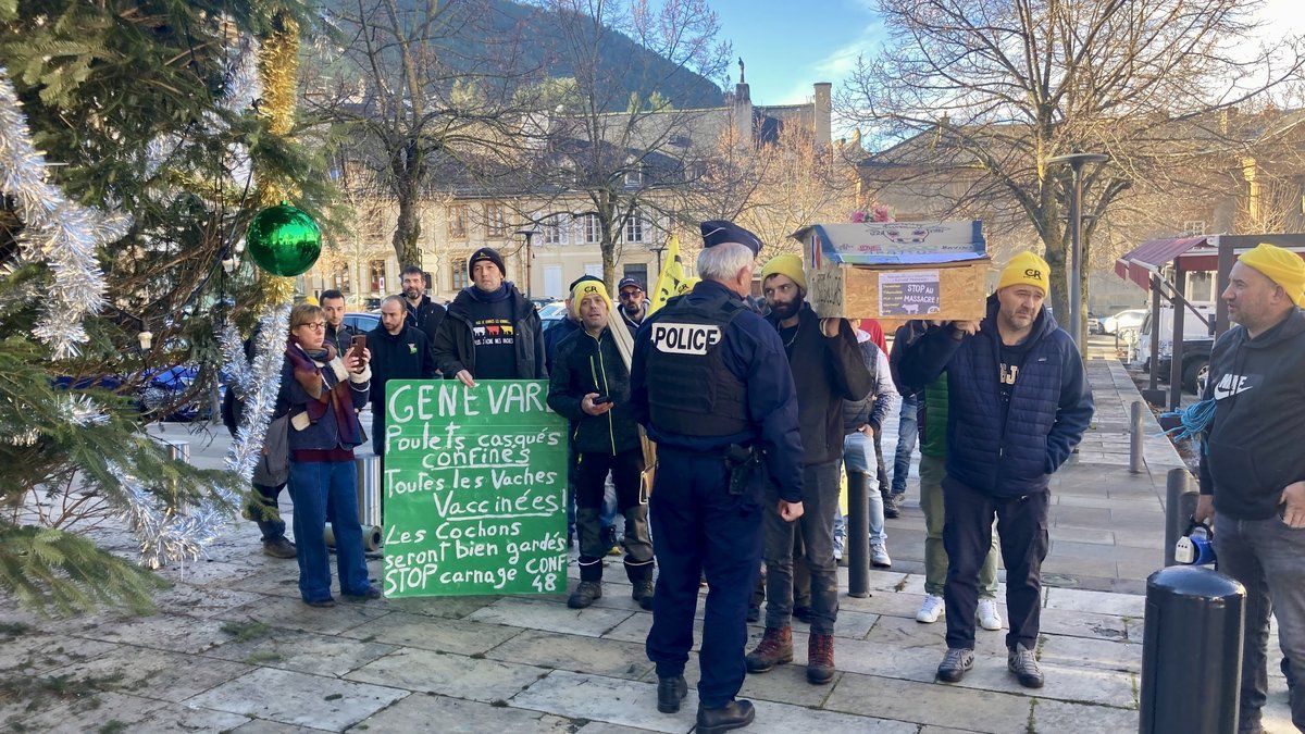 Agriculteurs en colère : un cercueil suspendu devant la préfecture de la Lozère