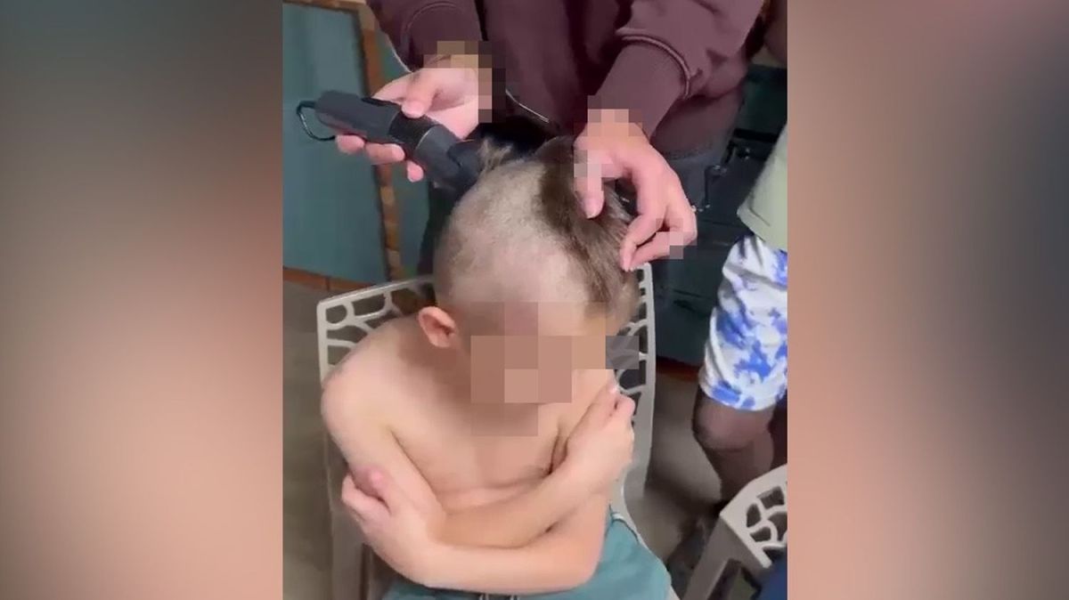 Une vidéo choquante : des éducateurs rasent les cheveux d'un enfant en plein foyer