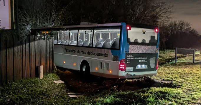 Un car quitte la route et s'encastre dans la réglementation de Villefontaine