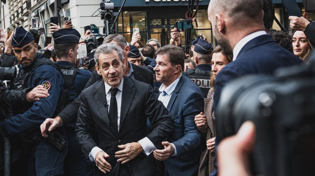 Une foule en émoi pour la première dédicace de Sarkozy à Paris
