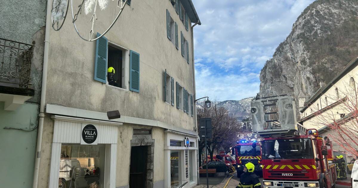 Un incendie spectaculaire dans une réserve de magasin à Thônes