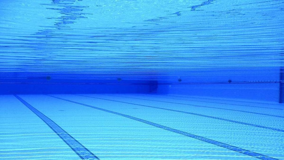 Une voiture plonge dans la piscine municipale : la conductrice et sa fille miraculeusement sauvées
