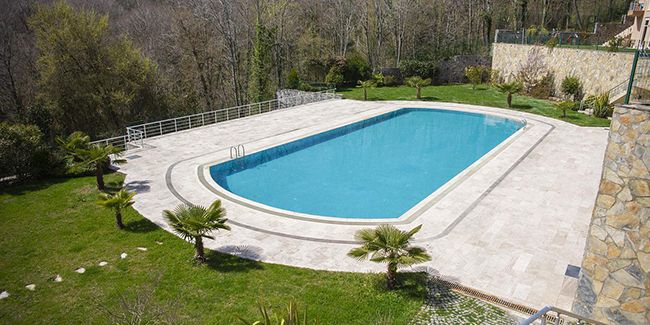 Préparer votre piscine pour des vacances sereines