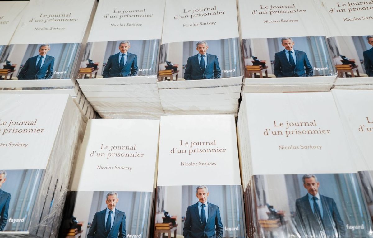 L'essor des livres politiques : comment Hachette modèle le marché littéraire