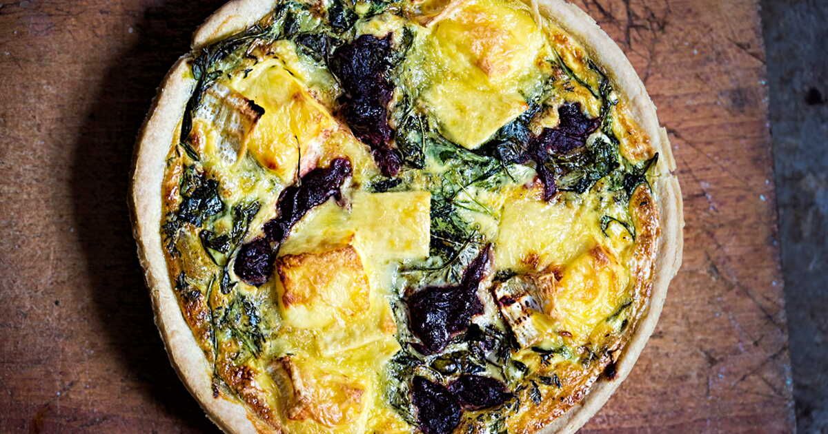 Une savoureuse tarte feuilletée aux pommes de terre et camembert