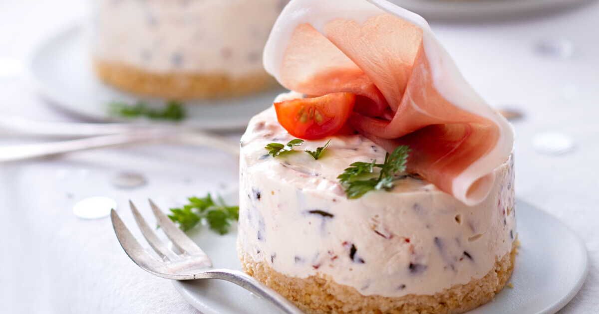 Découvrez le cheesecake aux herbes et jambon cru qui va égayer vos apéros