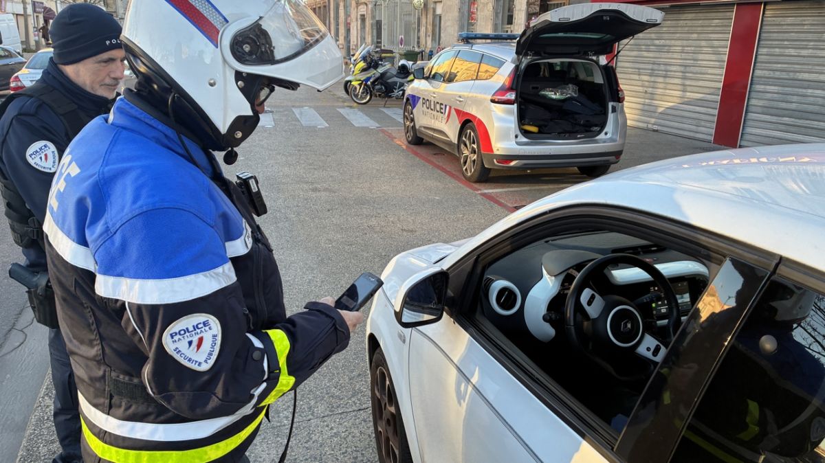 Pour des fêtes en toute sécurité, la police de Niort distribue des éthylotests