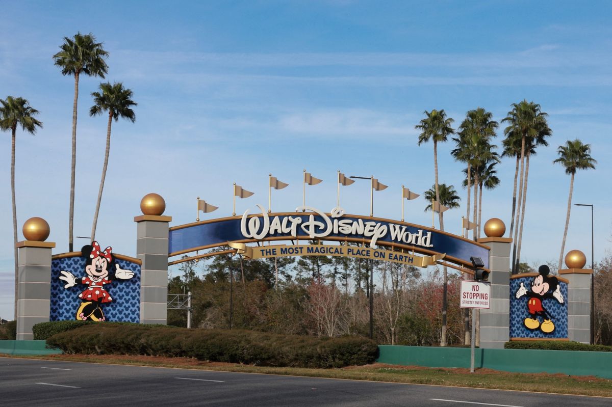 Un employé de Disney World sauve le public d'un faux rocher lors d'un spectacle