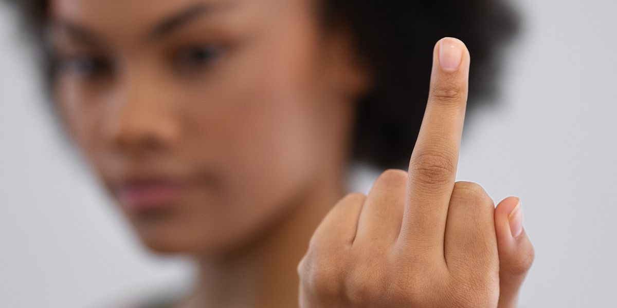 Le doigt d'honneur : entre provocation et liberté d'expression