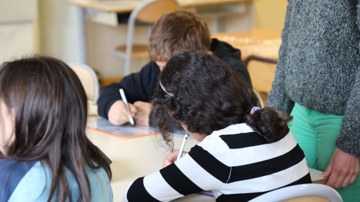 Renforcer le lien entre parents défavorisés et enseignants pour réduire les inégalités scolaires