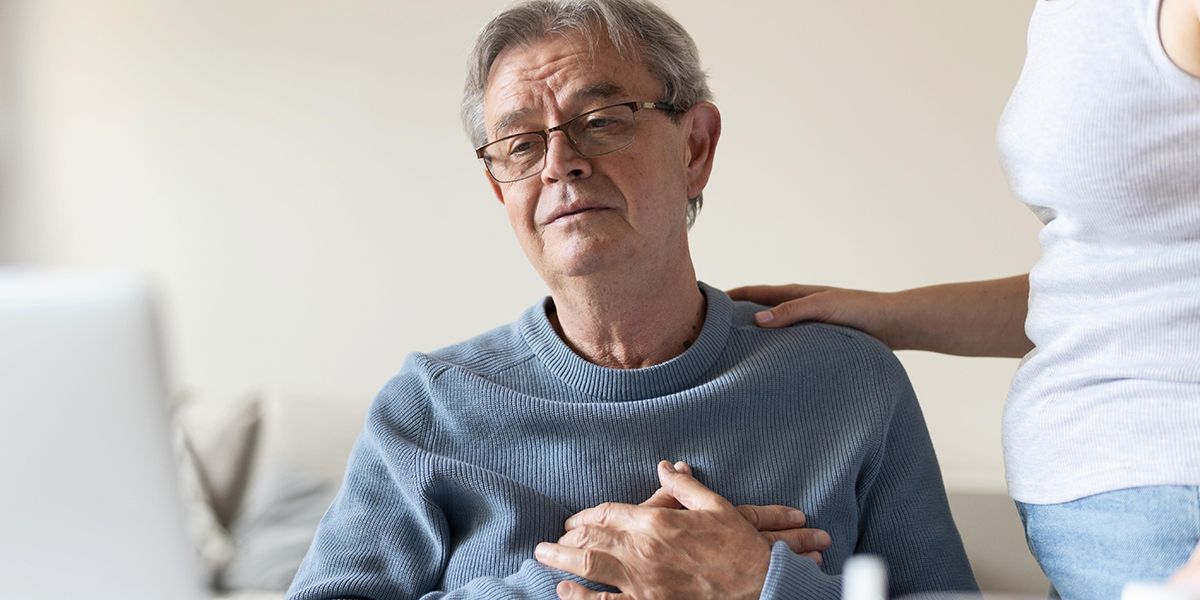 Naviguer le refus de soins chez les seniors : conseils pour les proches