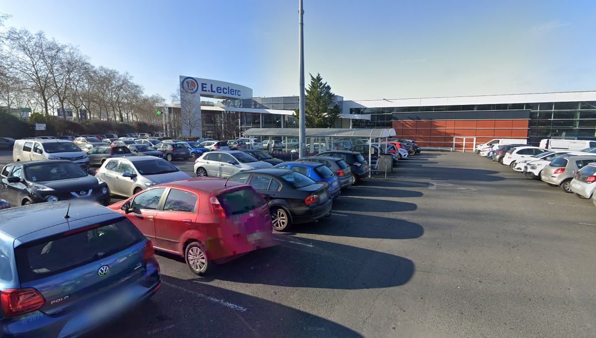 Evacuation d'urgence au centre commercial Grand Large de Poitiers suite à une fuite d'hydrocarbures