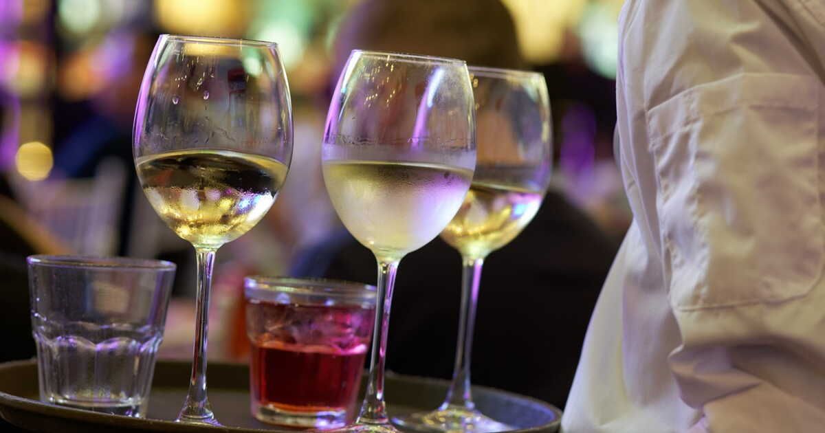 un serveur a renversé une boisson ou un plat sur vous : ce que vous pouvez réclamer