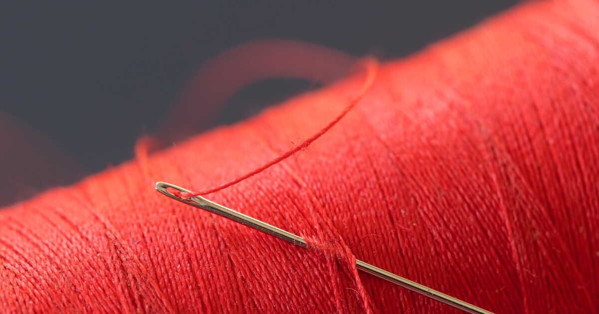 la méthode simple pour enfiler un fil dans une aiguille sans prise de tête