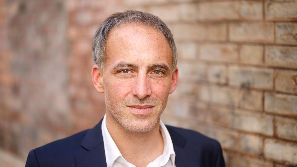 Raphaël Glucksmann critique Jean-Luc Mélenchon après la mort de Quentin Deranque