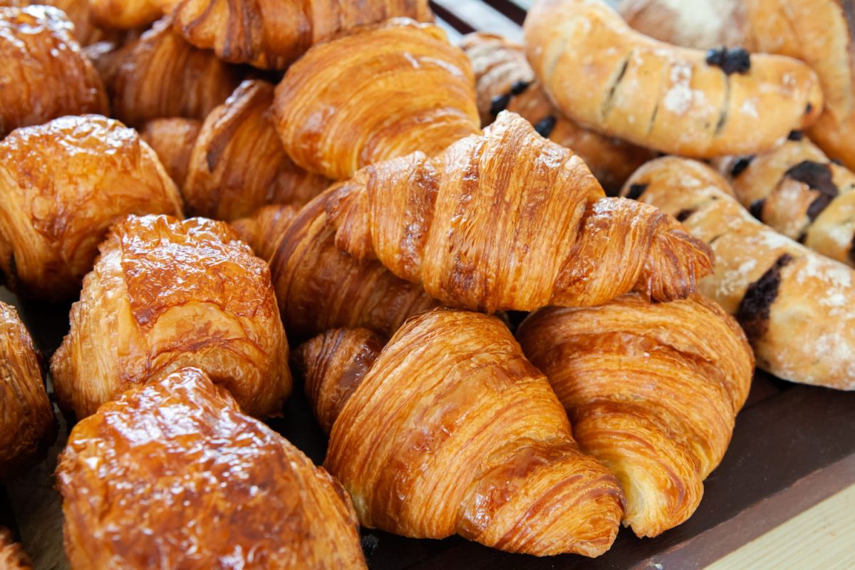 une viennoiserie emblématique menacée : le pain au chocolat en danger