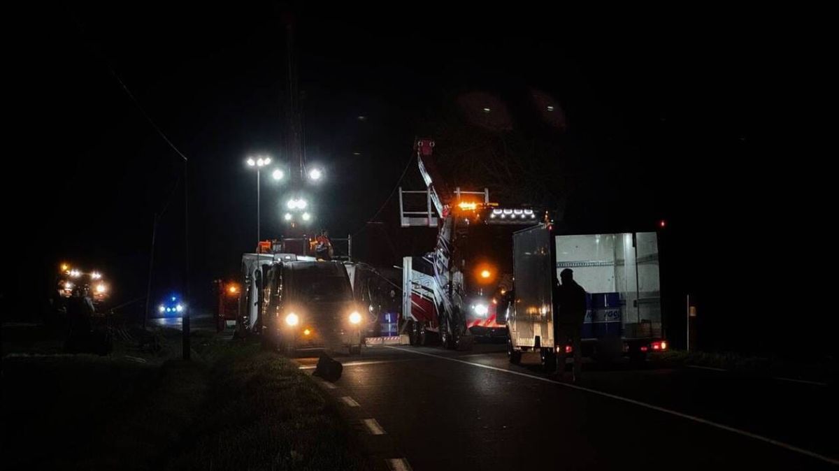 Un camion transportant 300 000 œufs se renverse sur la route dans les Côtes-d’Armor