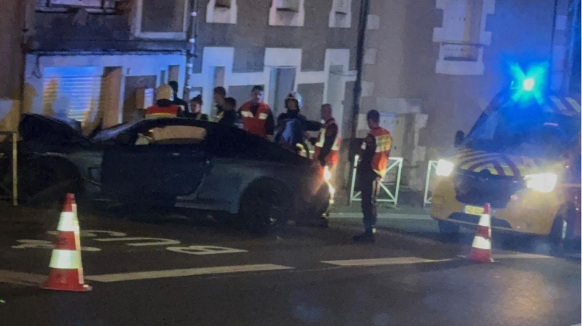 Un accident spectaculaire à Poitiers : trois blessés dans un virage dangereux