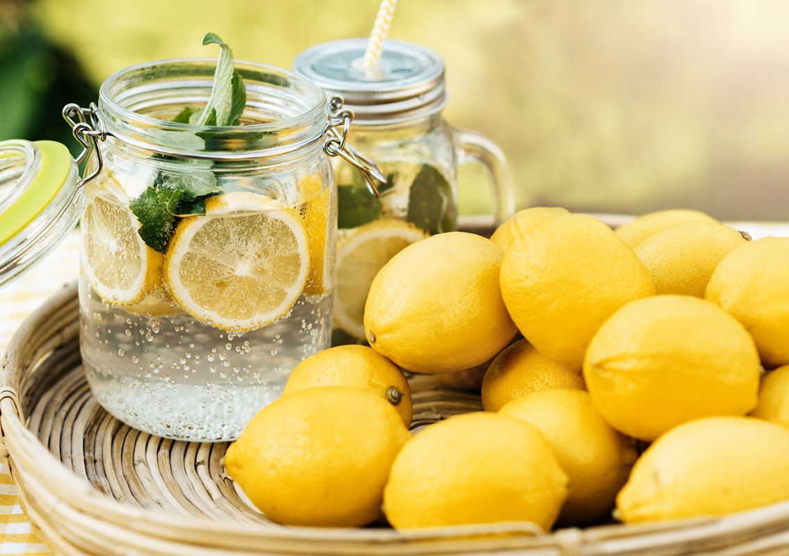 Réveillez-vous en pleine forme : l'avis d'un urologue sur l'eau citronnée