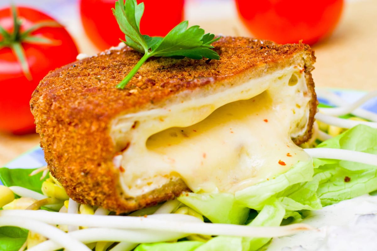 Un fromage pané qui surpasse le camembert rôti : découvrez le nouveau délice