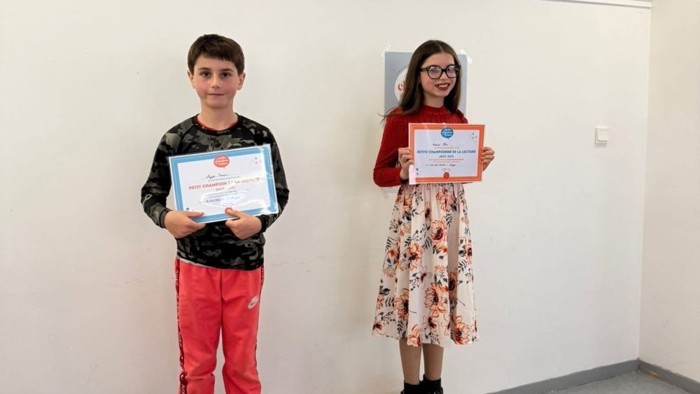 Ulysse et Naomi brillent à la finale départementale des petits champions de la lecture