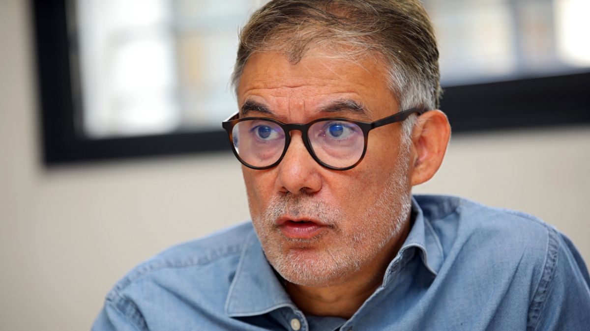 Turbulences politiques : Républicains et Socialistes en quête de nouvelles stratégies