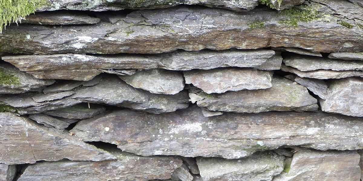 Construire un muret en pierres sèches : guide pratique