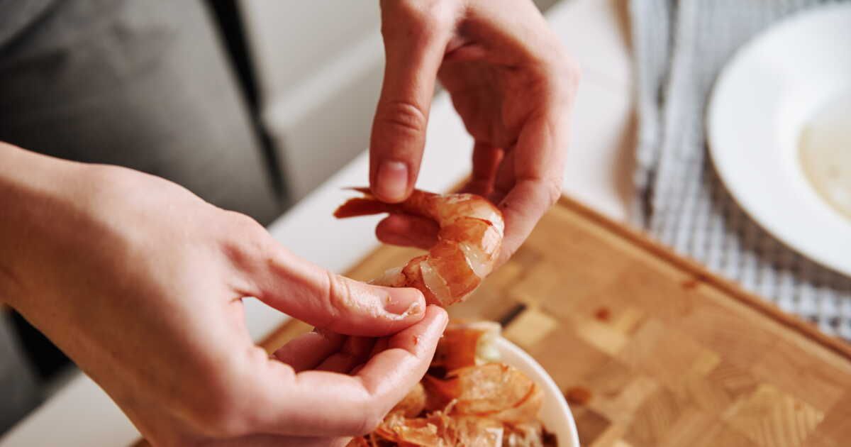 la méthode rapide révélée sur tiktok pour décortiquer vos crevettes sans effort