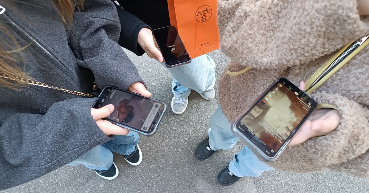 Les jeunes Provençaux face à la menace d'une restriction sur les réseaux sociaux