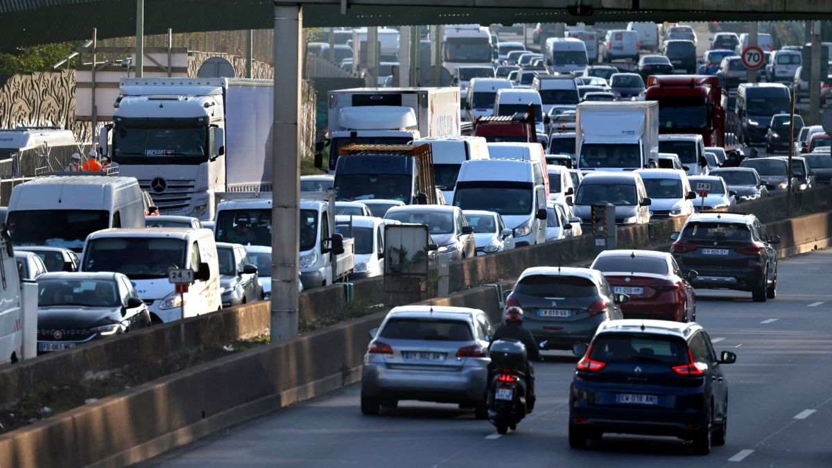 La lutte des routiers pour des prix plus justes: une opération escargot sur le périphérique parisien