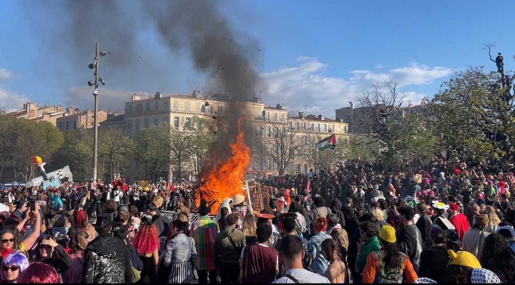 Marseille : un carnaval libéré où l'anarchie s'exprime librement