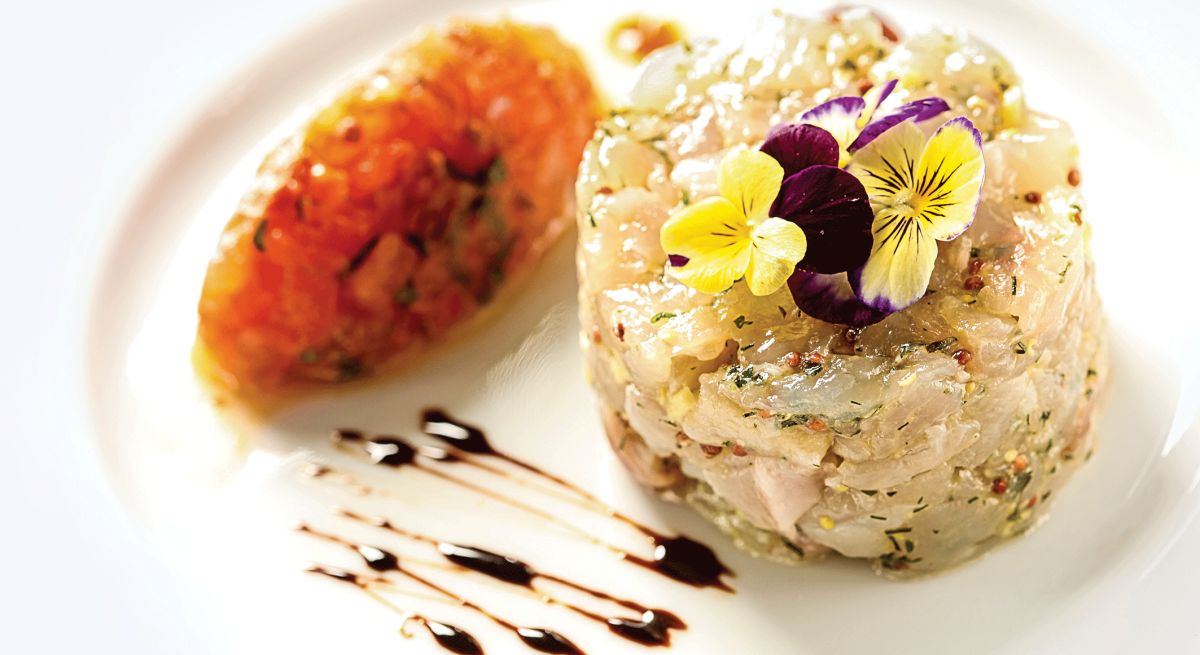 Dégustation raffinée : tartare de dorade royale aux tomates et herbes fraîches