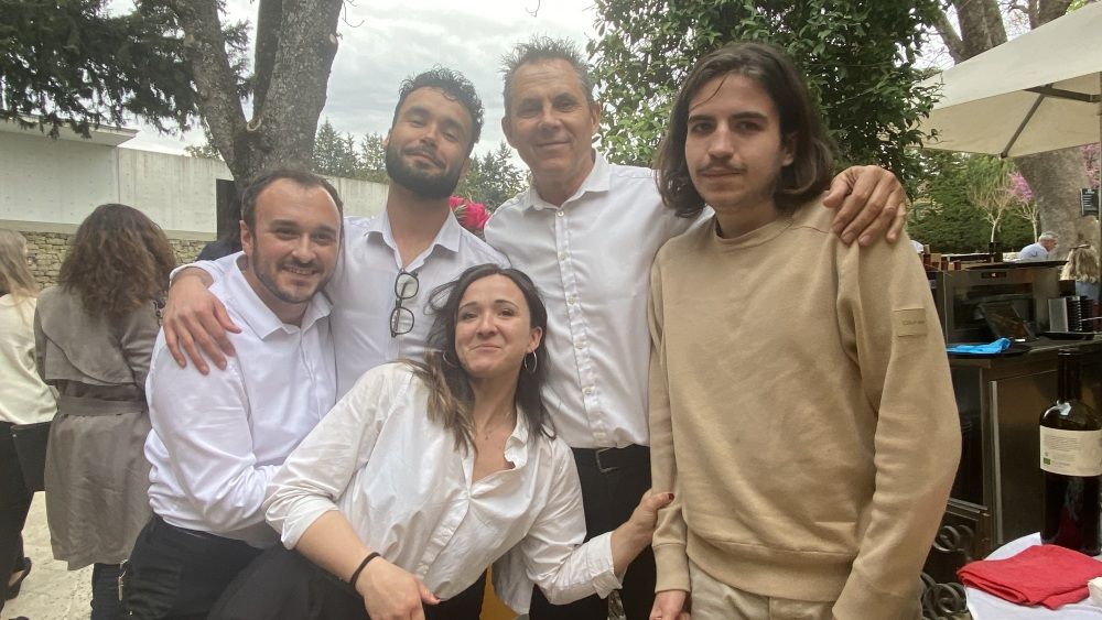 La terrasse du château La Coste accueille le printemps en beauté
