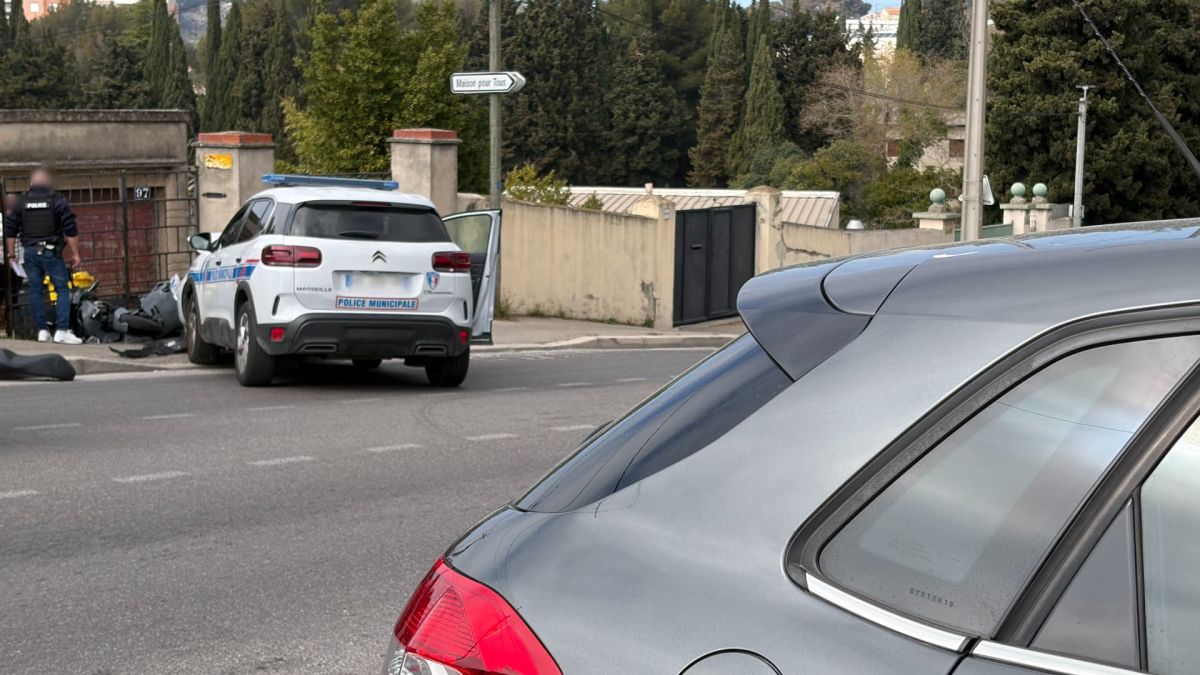 Un motard gravement blessé par une voiture de police à Marseille : enquête en cours