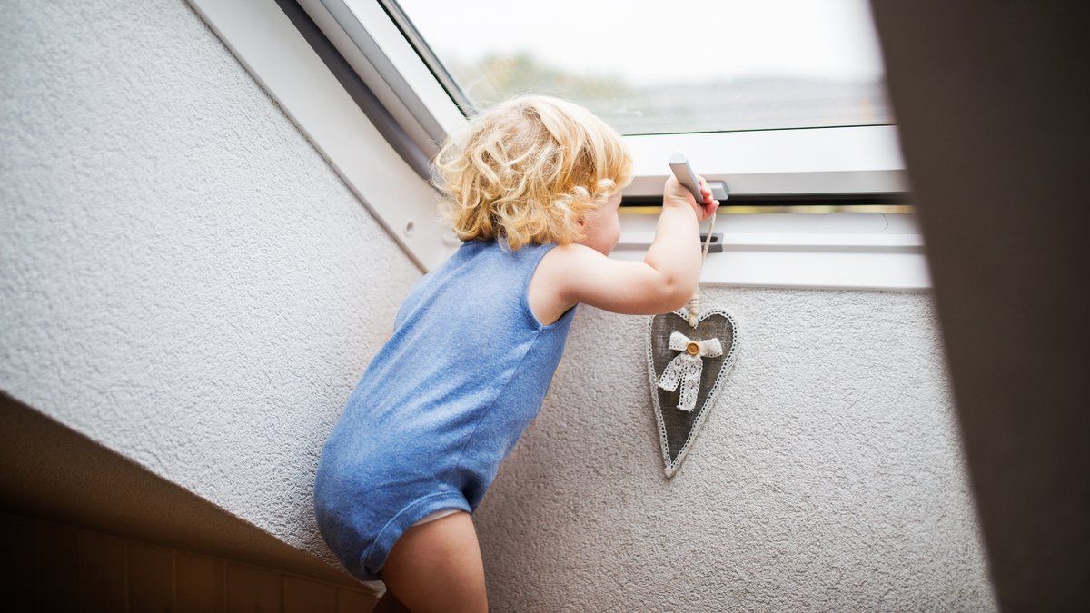 Un enfant de deux ans tombe du cinquième étage et s'en sort miraculeusement