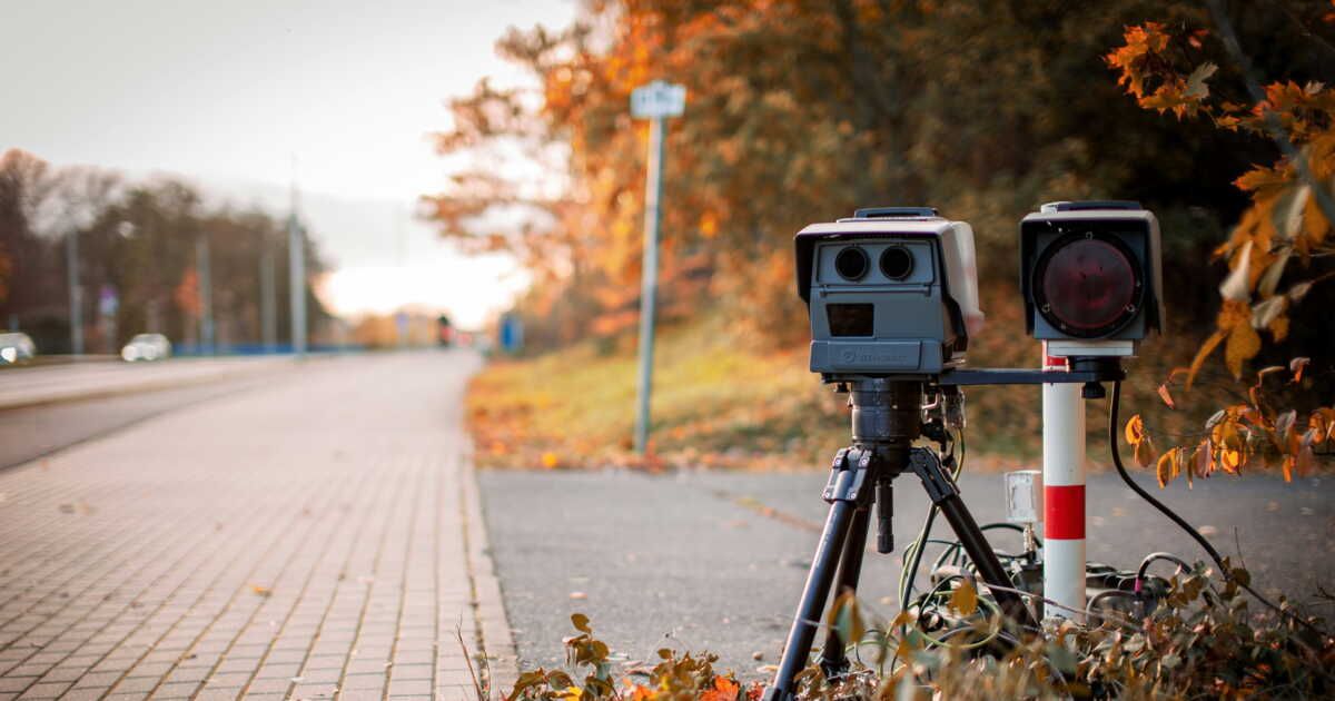 Sur les routes avec des voitures-radars : astuces pour les repérer