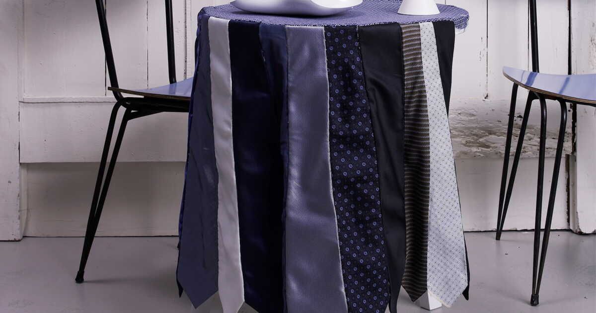 Quand la créativité rencontre la table : une nappe aux cravates originales