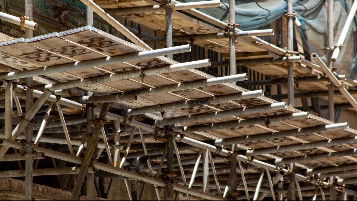 Tragédie sur un chantier près de Tokyo : un échafaudage s'effondre, un ouvrier toujours porté disparu
