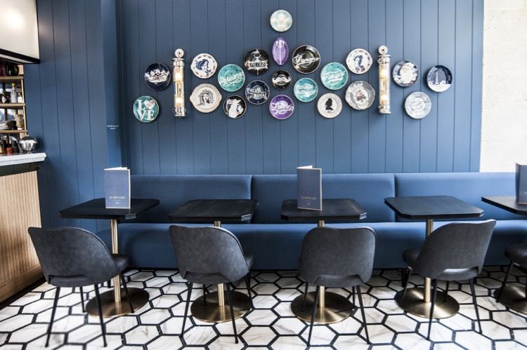 Un rendez-vous romantique au café Nemours