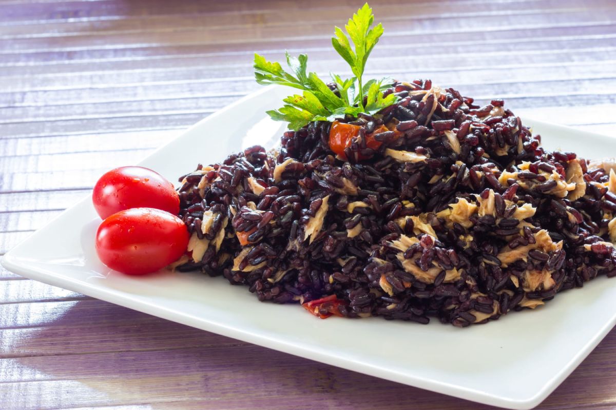 Une salade de riz noir rafraichissante par Cyril Lignac