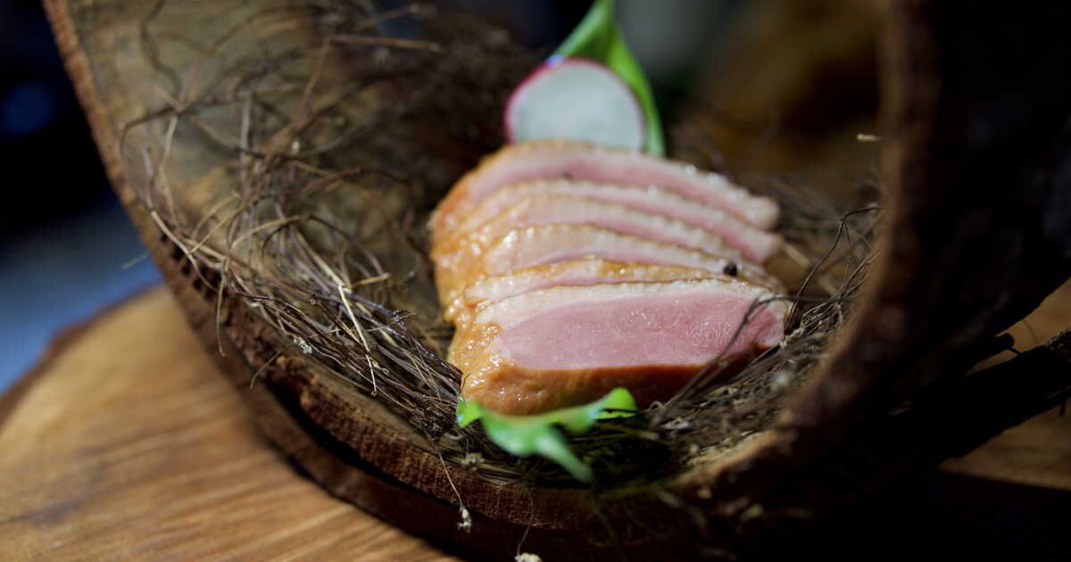 Découvrez la recette inédite du magret de canard aux pruneaux par Cyril Lignac