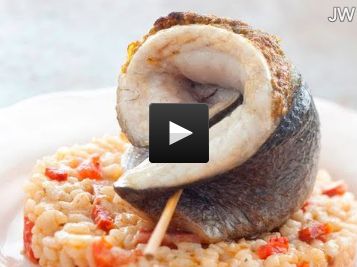 Un voyage culinaire : filet de bar à la vapeur de baies roses et risotto de tomates confites