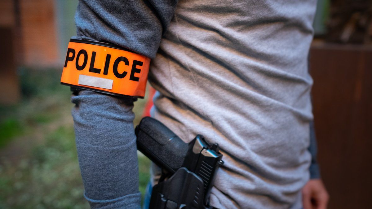 Un animateur de Skyrock pris la main dans le sac : un faux policier sous le feu des projecteurs