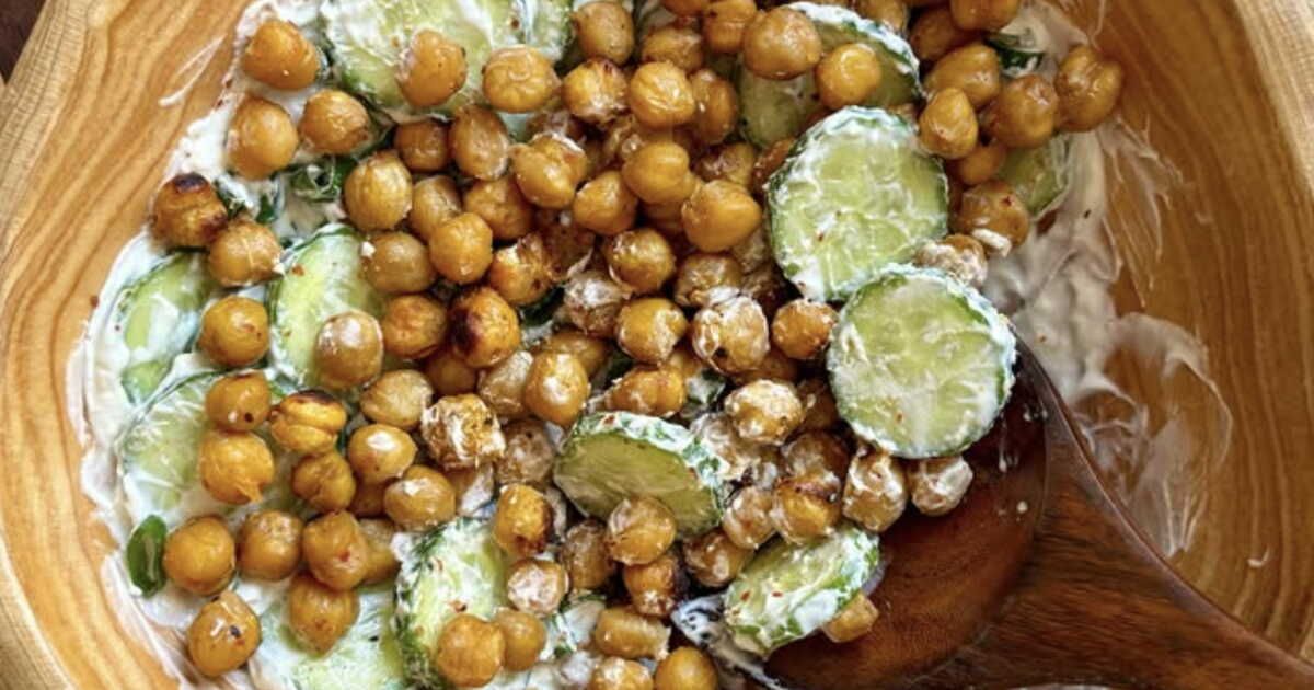 Une salade estivale : pois chiches croustillants et concombre, le duo parfait