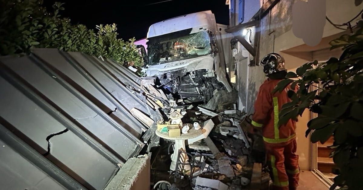 Accident spectaculaire : un poids-lourd s'encastre dans une maison aux Mées